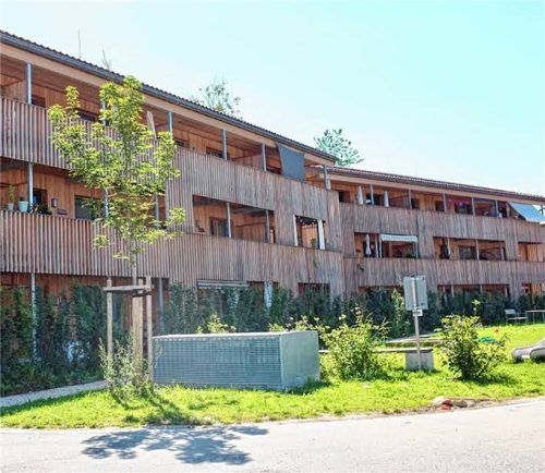 Das Bild zeigt das Mietshaus mit 23 Einheiten in Hörgering/Augraben (Gesamtkosten rund 10,5 Millionen Euro), dessen Fertigstellung im Jahr 2024 noch einmal mit vier Millionen Euro einen der größten Ausgabenposten des Vermögens-Haushaltes in Anspruch nahm. Foto  Krammer