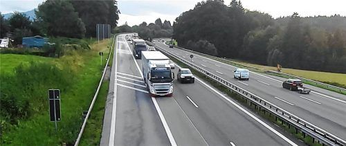 Das Bild zeigt den A8-Abschnitt am Bernauer Berg in Richtung Salzburg, der jüngst als dritter Fahrstreifen „abmarkiert“ wurde. Foto xe
