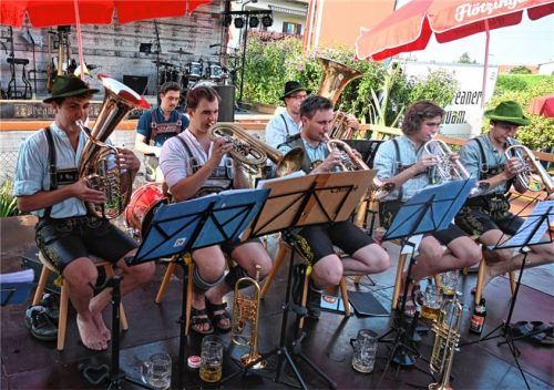 Das „Blechchaos“ sorgte erstmals beim Lampionfest der Pfraundorfer Jungbauern für Stimmung. Foto Ruprecht