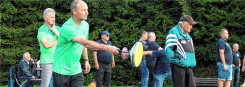 Das diesjährige Siegerteam der Kammerer Dorfmeisterschaft im Stockschießen sind die „Hackein“. Mit dem Stock in der Hand Martin Hackl, dahinter Manfred Hackl und Hermann Brosch senior (rechts).Foto  Hobmaier