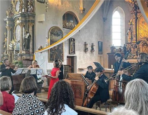 Das Ensemble Concerto München sowie Sopranistin Marie-Sophie Pollak in der Törwanger Pfarrkirche.Foto kirchner