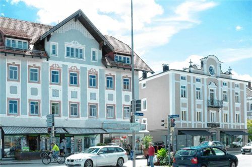 Das Erhardhaus (rechts) ist fein herausgeputzt, beim Langlhaus (links) ist bei der Schönheit der Fassade, gerade im Erdgeschoss, noch etwas Luft nach oben. Foto berger