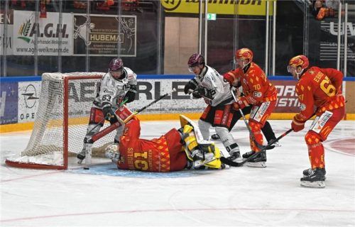Das erste Starbulls-Tor der noch jungen Saison: Neuzugang Jordan Taupert (links) schiebt aus kurzer Distanz ein.Foto Marinus Obermaier