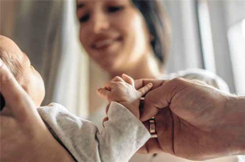 Das Familienglück könnte perfekt sein. Doch der Noch-Ehemann einer Mutter aus Großkarolinenfeld macht ihrer Familie das Leben schwer, wie sie berichtet (Symbolfoto). Foto IMAGO/Vira Simon