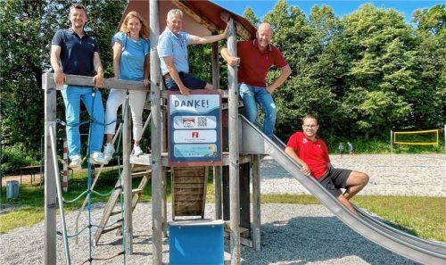Das Förder-Quintett Tobias Kauf, Stephanie Kauf-Schraml sowie Rathaus-Chef Richard Richter, Stefan Brence und Michael Lindner hatte seinen Spaß beim ersten Spielturm-Test. Foto neuwirth