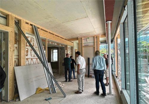 Das Foyer mit dem Eingang zur Tourist-Info im Erdgeschoss: Der kubusförmige Anbau an das „Haus des Gastes“ steht schon. Foto Kirchner