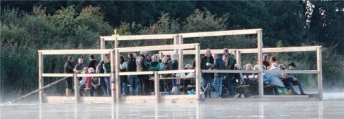 Das Gottesdienst-Floß startete in aller Herrgottsfrühe. Foto  Zandl