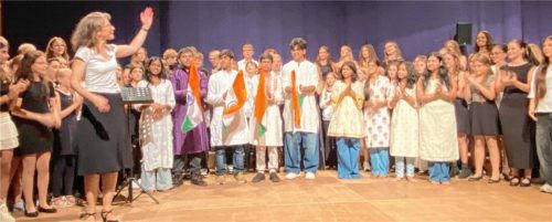 Das große Finale des Konzerts: der von Simone Volkmann-Ziche geleitete große Chor mit den Austauschschülern aus Indien. Fotos fuchs
