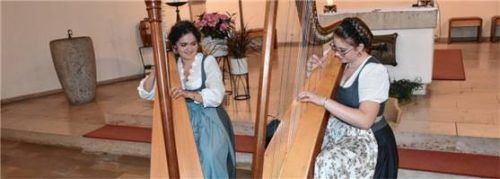 Das „Heiraffe Harfen Duo“, Johanna Steiner (links) und Katharina Thaurer, bezaubert das Publikum. Foto wunderlich