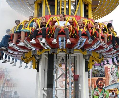 Das Kribbeln im Bauch, wenn es hoch hinauf geht, um dann voller Vorfreude auf den gesicherten Fall zu warten: ein Gefühl, das untrennbar mit dem Wiesnbesuch verbunden ist.