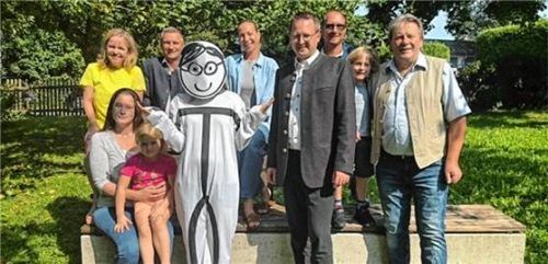 Das Maskottchen-Team beim Bürgermeister: (vorne von links) Astrid Schäffler, Stefan Schlier, Rudi Gebhart, (hinten von links) Stefanie Zurl-Radtke, Thomas Jahn, Melanie Geiger und Danny Pfeiffer. Foto re