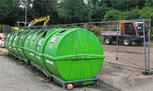Das momentane Grüngutlager am Friedrich-Dittes-Weg in Bad Feilnbach mit vorgelagerten Glascontainern soll nach Aufkündigung der Pachtverträge der Vergangenheit angehören. Foto strim