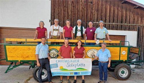 Das neue Gefährt präsentieren (hinten, von links) Chrissy Probst, Sepp Obermeier, Marie-Luise Stockmeier (alle Rosserer), Matthias Regauer (Vorsitzender des Trachtenvereins D`Chiemseer Breitbrunn/Gstadt), Paul Vodermair, Hans Obermeier (beide vom Förderverein der Dorfgemeinschaft Breitbrunn/Gstadt) sowie (vorne von links) Herbert Strauch (Bürgermeister von Übersee und Vorsitzender der LAG Chiemgauer Seenplatte), Anton Baumgartner (Bürgermeister von Breitbrunn), Daniela Heß (Vorsitzende D’Rosserer) und Sepp Reithmeier (Bürgermeister Pittenhart und Vorsitzender der LAG Chiemgauer Seenplatte). Foto LAG Chiemgauer Seenplatte