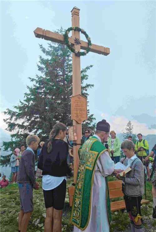 Das neue Gipfelkreuz stand im Mittelpunkt des Interesses.