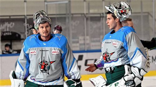 Das neue Torhüter-Gespann der Starbulls: Rückkehrer Christopher Kolarz (rechts) und Oskar Autio.Foto Hans-Jürgen Ziegler