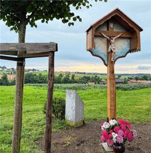 Das restaurierte Kreuz an der Haynger Steige. Foto Moser