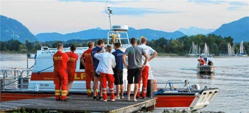 Das Suchboot mit dem Taucher kehrt zurück. Weiter fehlt jede Spur von Erich Bautz. Foto Gasser