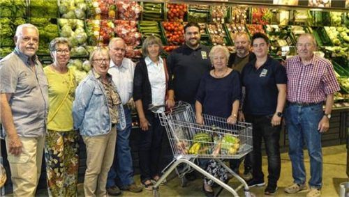 Das Team des Einkaufsdienstes: (von links) die Fahrer Konrad Riepertinger, Hanni Sykora, Christine Straßl, Willis und Maria Rötscher mit dem Edeka-Chef Selcuk Coban, der Leiterin des Dienstes, Burgl Mouratian, dem Dritten Bürgermeister Martin Aufenanger, Ilka Loebert vom Edeka-Markt und Gerhard Mouratian. Foto  Wagner