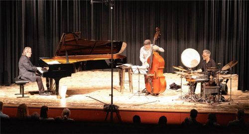 Das Thierry-Lang-Trio mit Thierry Lang am Piano, Heiri Känzig am Bass und Andi Pupato am Schlagwerk.Foto festivo