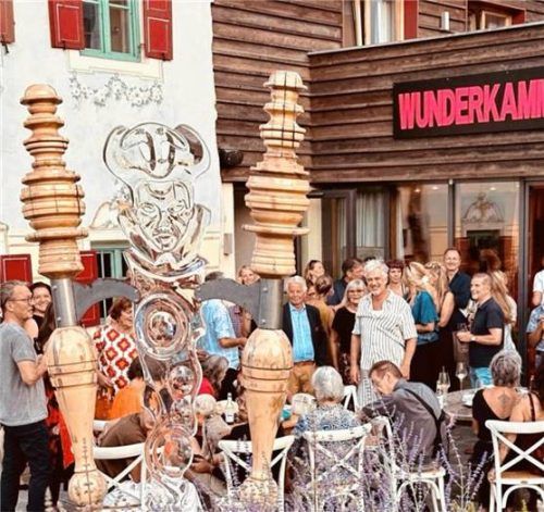 Das Werk „Moremi“ aus Acrylglas, Holz und Stahl von Hannes Seebacher bildete den skulpturalen Mittelpunkt der Ausstellung.Foto Hannes Seebacher