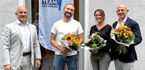 Denis Weisser (links) verabschiedet den Vorstand des Fördervereins, Florian Osterloher, Nicole Frey-Skrynecki und Florian Speigel (von links). Fotos KSV Bad Aibling