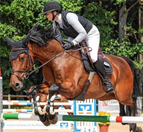 Denise Strasser vom PSC Ising, hier mit Cheveyo, gewann den erstmals ausgelobten Sonderehrenpreis.Foto Hans Weitz