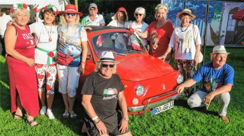 Der Aiblinger „Freundeskreis Cavaion“ hatte als passende „Deko“ einen Fiat 500, Baujahr 1971, zum Parkfest mitgebracht.