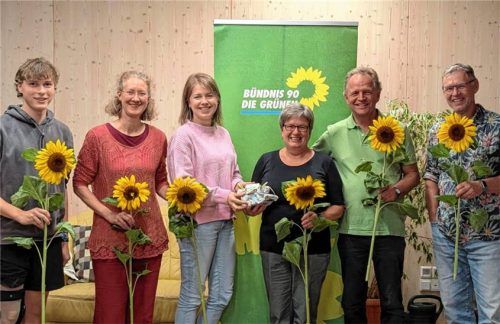 Der aktuelle Vorstand der Ortsgruppe mit Gründerpaar: (von links) Simon Lamminger, Franziska Geller, Martina Schlosser, Monika und Christof Langer sowie Germar Krone. Foto re