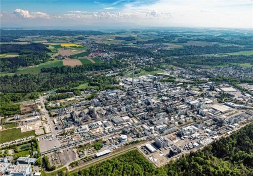 Der Chemiepark Gendorf beherbergt rund 30 Unternehmen und bietet etwa 4000 Menschen Arbeit. Foto Heine