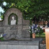 Ein Brunnen erinnert an den Kini