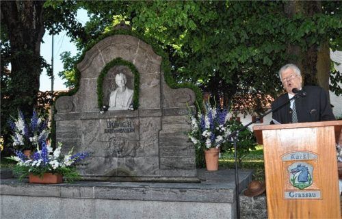 Der festlich geschmückte Brunnen in der Grassauer Ortsmitte. Professor Michel Petzet hielt 2011 die Festrede.Foto  Archiv Eder