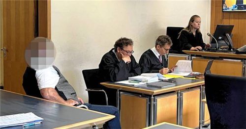 Der Gastronom aus der Region mit seinen Verteidigern Alexander Kohut (Mitte) und Harald Baumgärtl (rechts).Foto huber