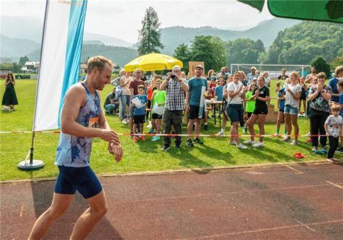 Der Gewinner des zwölften Wössner Halbmarathons im Ziel: Max Krautwig. Foto Flug