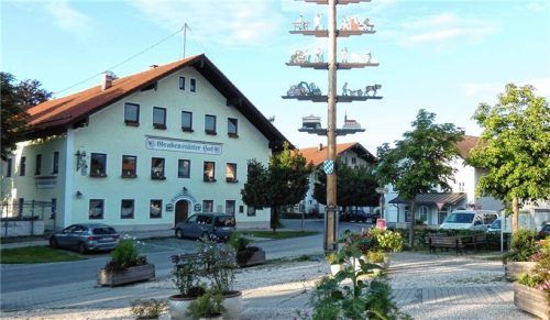 Der Grabenstätter Marktplatz hat in den vergangenen Jahren zwei alteingesessene Wirtschaften, einen Lebensmittelladen und die Traditionsmetzgerei Kaiser verloren. Zumindest der „Grabenstätter Hof“ soll wohl zu gegebener Zeit wieder eröffnen. Am Standort des früheren Gasthofs zur Post plant die Grassauer Immobilienfirma Wohnlinie einen Neubau mit ähnlicher Kubatur, in dem im Erdgeschoss zwei Gewerbeeinheiten und in den beiden Obergeschossen elf Wohneinheiten geplant sind. Foto  Müller