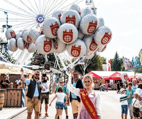 Der große Benefit des Volksfestes für Mühldorf liegt nicht allein im Umsatz. Darin sind sich Bürgermeister Michael Hetzl und Volksfestorganisator Walter Gruber einig.Foto  Stuffer