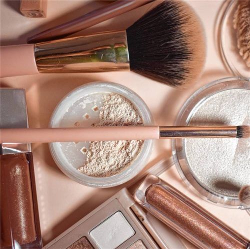 Der Look für die Wiesn-Saison: feminin, warm und herbstlich.Fotos  Adobe Stock