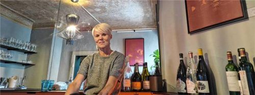 Der Mut zur Farbe: Sylvia Geidobler mag es sehr minimalistisch, doch Neonorange hat es ihr angetan. Foto Sophie Mischner
