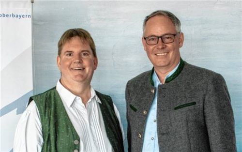 Der neue Volksmusikpfleger Bernhard Kohlhauf (links) mit Bezirkstagspräsident Thomas Schwarzenberger.

Foto Peter Bechmann/Bezirk Oberbayern