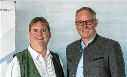 Der neue Volksmusikpfleger für den Bezirk Oberbayern, Bernhard Kohlhauf (links), mit Bezirkstagspräsident Thomas Schwarzenberger.Foto Bezirk Oberbayern