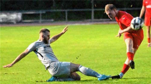 Der Schuss ins Glück: Neuzugang Tobias Bloier trifft für den SV Bruckmühl zum späten 2:1-Heimerfolg.Foto Franz Ruprecht