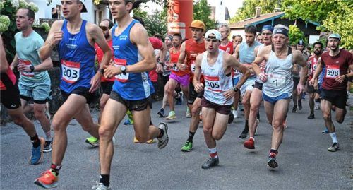 Der Sieger beim Start: Samuel Demetz (Dritter von rechts).Fotos Franz Ruprecht