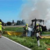 Traktor geht auf Bruckmühler Feld in Flammen auf
