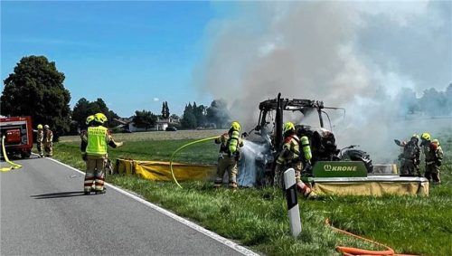 Der Traktor war letztlich nicht mehr zu retten. Fotos Freiwillige Feuerwehr Bruckmühl