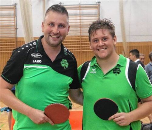 Der TuS Bad Aibling mit Alexander Zilken (links), Sebastian Wagner und Thomas Maucher (nicht auf dem Bild) gewann auf Bezirksligaebene.Foto Gerhard Erlich