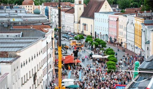Der waghalsige Slackliner Friedi Kühne bei seinem spektakulären Weltrekordversuch Anfang Juni: Er balancierte mit Masskrug hoch über dem Stadtplatz von Mühldorf. Foto Rudolf Mayer