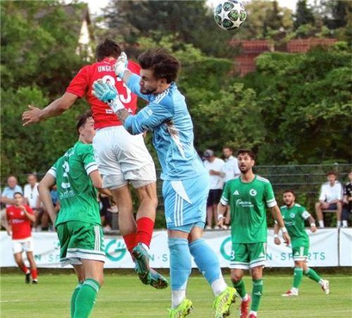 Der zweite Streich: Robin Ungerath köpft zur Wasserburger Führung ein.Foto Wolfgang Fehrmann