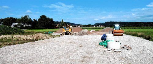 Derzeit stehen die Bagger an der Walter-Gessner-Straße in Westerham noch still. Hier soll eine Flüchtlingsunterkunft für etwa 160 Personen errichtet werden. Foto Merk