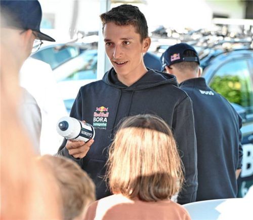 Deutschlands neue Radsport-Hoffnung Florian Lipowitz hatte einen sympathischen Auftritt bei der Salus-Radsportnacht in Bruckmühl.Foto Marinus Obermaier