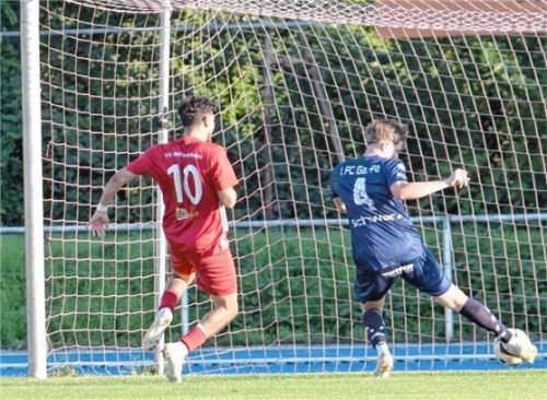 Die 1860-Führung: Gäste-Abwehrspieler Schwarz trifft ins eigene Tor, Emirgan braucht nicht einzugreifen.Foto Ziegler