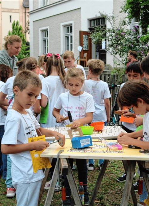Die 300 T-Shirts wurden gleich mit Stolz getragen.